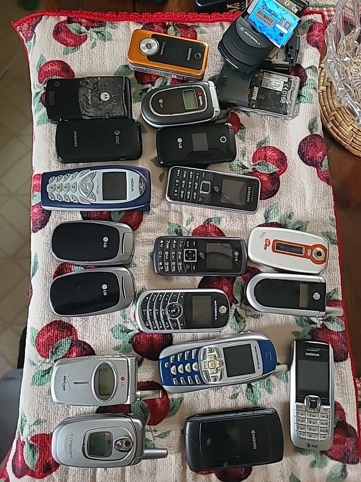 Lote de 21 celulares abatibles Samsung/lg/nokia/Motorola sin probar  Foto 1 de 4