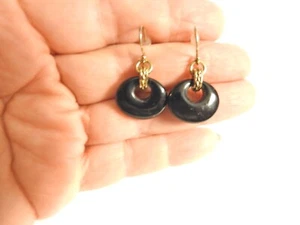 Pendientes colgantes vintage de metal con textura de vidrio negro tono dorado - Imagen 1 de 3