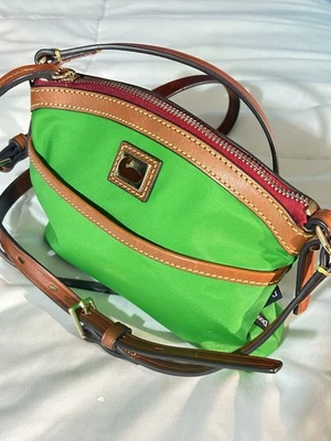 Bandolera vintage Dooney and Bourke de nailon verde cuero marrón Foto 1 de 4