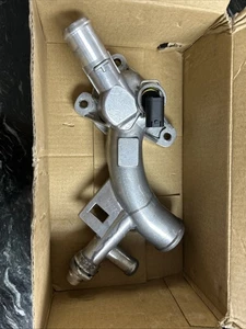  Verbessertes Aluminium Kühlmittelgehäuse Wasserauslass kompatibel mit Chevy Cruze  - Bild 1 von 1