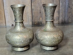 Par de jarrones vintage de latón con diseño floral grabado - 5,5" de alto - Imagen 1 de 12