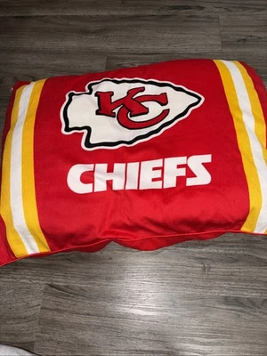 Большая подушка Kansas City Chiefs слегка б/у больше только для украшения - Изображение 1 из 4