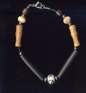 Bracciale in cuoio nero con perle in legno, osso e acciaio; YIN YANG in ceramica - Imagen 1 de 1