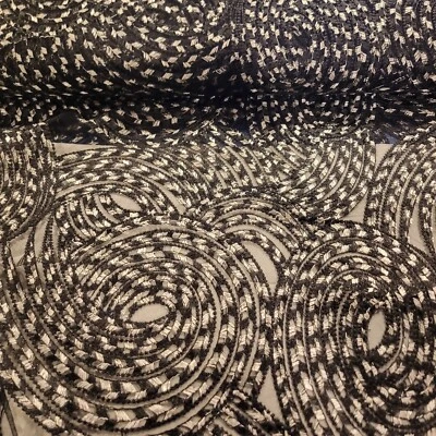 Encaje de tul negro con remolinos bordados en blanco y negro Foto 1 de 4