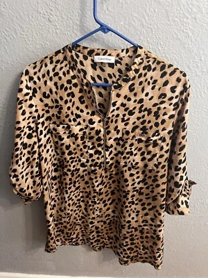 Camisa con botones y bolsillos con lengüeta enrollable talla XL estampado animal Calvin Klein para mujer Foto 1 de 4