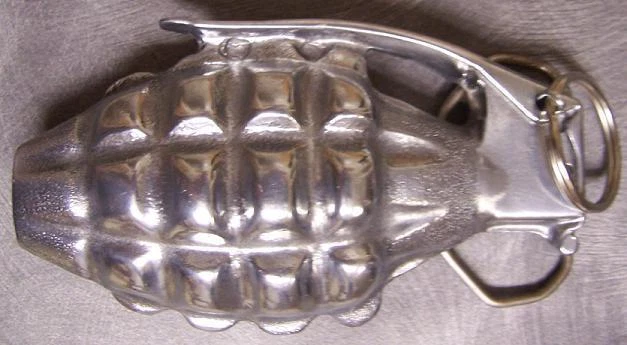 Hebilla de cinturón militar metal simulado granada de mano NUEVO Foto 1 de 1