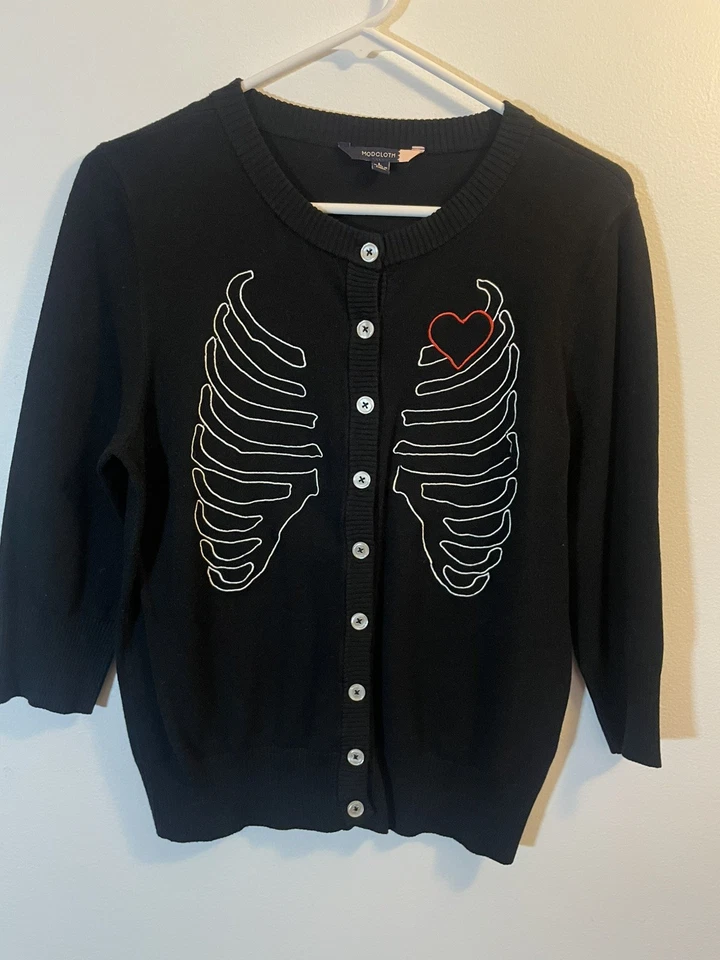 Suéter negro con botones ModCloth talla grande para mujer Rib Cage corazón Foto 1 de 4