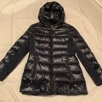 Chaqueta acolchada Michael Kors para mujer talla M azul marino relleno de aves acuáticas Foto 1 de 4