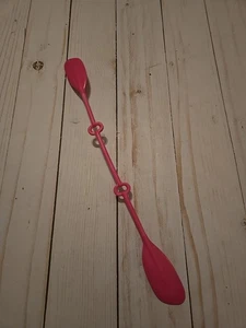 Barbie Bambola Canoa Remi Paddle Ricambio per Divertente Barca Rosa Plastica - Foto 1 di 2