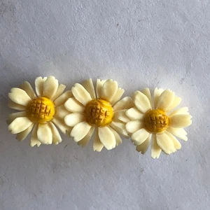 Antiguo prendedor/broche tallado de tres flores de margarita - centro crema y amarillo - Imagen 1 de 8