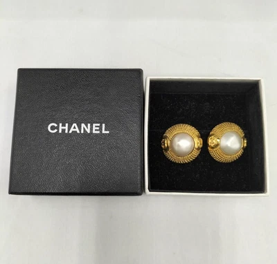 Pendientes de clip CHANEL CC Logo Redondos Imitación Perla Chapados en Oro con Caja Usados Foto 1 de 4