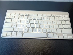 Apple A1314 Tastiera Bluetooth Wireless Tasti Bianchi Alluminio Base Metallo FUNZIONANTE - Foto 1 di 5