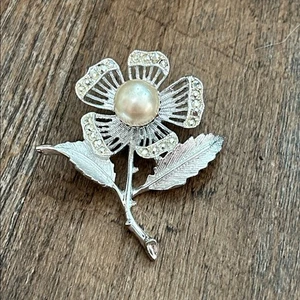 Broche Flor Estrás Sarah Coventry De Colección con Centro Perla Tono Plateado - Imagen 1 de 7
