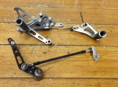 08-09 KIT PEDAL FRENO PALANCA DE CAMBIOS SOPORTES REPOSAPIÉS LATERALES SUZUKI GSXR 600 750 Foto 1 de 4