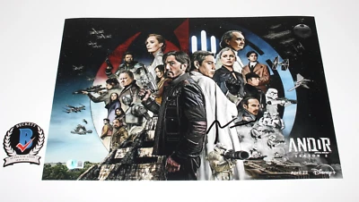 ПОДПИСАННЫЙ СОЗДАТЕЛЕМ ПОСТЕР ШОУ STAR WARS ANDOR ТОНИ ГИЛРОЯ 12x18 3 BECKETT СЕРТИФИКАТ ПОДЛИННОСТИ - Изображение 1 из 3