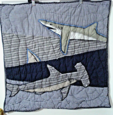 Pottery Barn Kids 26" x 26" Gris Azul Marino Acolchado Euro Sham Apliques Tiburones Foto 1 de 4
