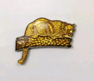 Mountain Lion Cougar on Tree Big Cat Pin Enamel Lapel Hat Tac Vintage from 80's - Picture 1 of 11