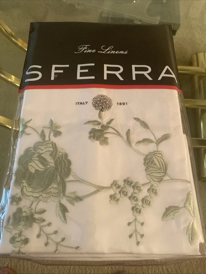 Par de fundas de almohada estándar Sferra Rosina 3125 blancas con flores verdes Foto 1 de 4