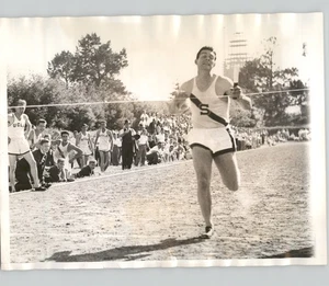 Track Captain CLYDE JEFFREY Tape Finish Relay Race STANFORD 1940 Press Photo - Picture 1 of 2
