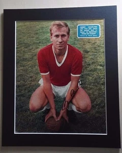 FOTO AUTÓGRAFA DE BOBBY CHARLTON 12 x 10 MONTAJE MANCHESTER UNITED E INGLATERRA - Imagen 1 de 5