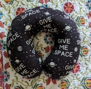 Give Me Space schwarzes Reise-Nackenkissen - Bild 1 von 3