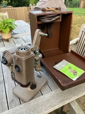 Proyector de películas vintage Revere modelo 85 8 mm con estuche rígido de cuero Foto 1 de 4