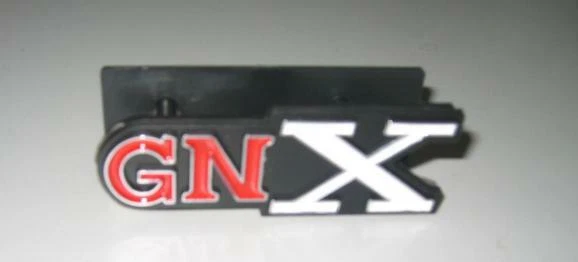 1986-87 BUICK REGAL GRAND NACIONAL "GNX" EMBLEMA REJILLA CON SOPORTE NUEVO  Foto 1 de 1
