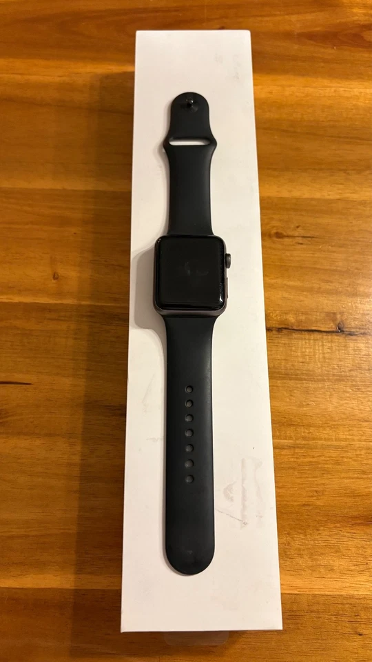 Apple Watch Series 3 42mm Aluminiumgehäuse-Space Grau mit Sportarmband in Grau - Bild 1 von 4