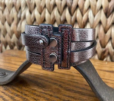 Keep Collective: Brazalete triple cuero Gunmetal exclusivo de anfitriona Foto 1 de 2