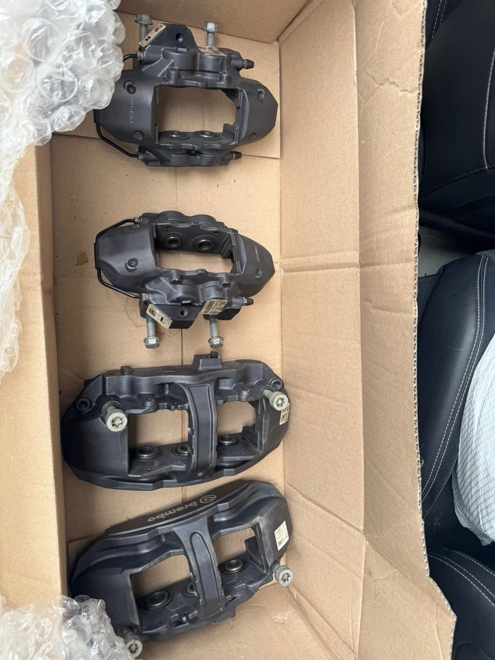 Pinzas delanteras y traseras Brembo de 6 pistones OEM - Ford Mustang GT Performance. Foto 1 de 1