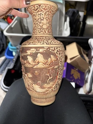 "Florero chino vintage color crema tallado a mano estilo resina/latón paisaje 10"" de alto" Foto 1 de 4