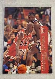 1995-96 NBA Hoops - Michael Jordan #21 Shaq Hot 🔥 - Picture 1 of 2