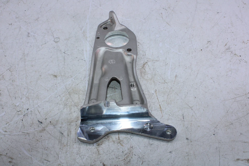 Suporte de polia acionada 2017 Ski-Doo MXZ 600 R ETEC 518326651 - Imagem 1 de 4