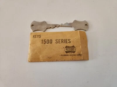 Par de llaves de equipaje vintage AMERICAN TOURISTER serie 1500 nuevas en paquete Foto 1 de 2