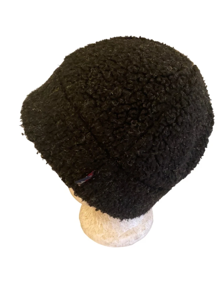 Sombrero de invierno estilo sherpa negro American Eagle Outfitters para hombre o mujer Foto 1 de 4