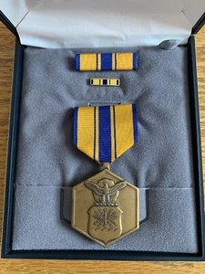 Medalla al Mérito Militar de la Fuerza Aérea de los Estados Unidos de colección con cinta y alfiler y estuche de solapa - Imagen 1 de 4