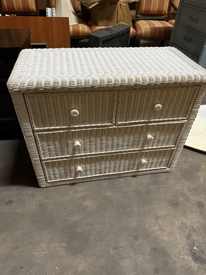 Cómoda de mimbre blanca Pavilion 4 Foto 1 de 1