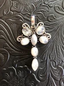 Colgante artesanal de libélula de piedra lunar iridiscente del suroeste - Imagen 1 de 4