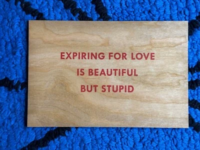 Postal de Jenny Holzer Truisms 2018: EXPIRAR POR AMOR ES HERMOSO PERO ESTÚPIDO Foto 1 de 2
