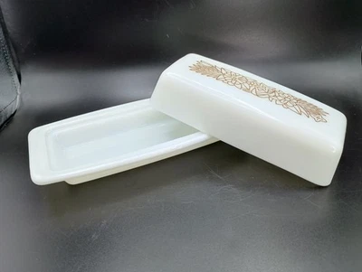 Prato de manteiga vintage Pyrex Woodland com tampa 72B vidro leitoso branco flores marrons - Imagem 1 de 4