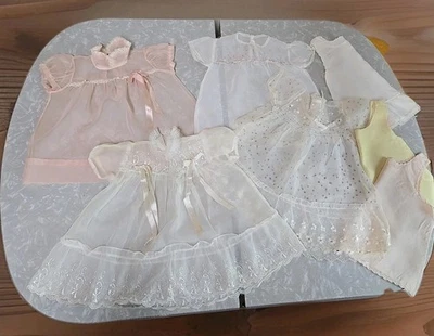 Vintage Antiguo 4 Ropa de Bebé Nylon Transparente Encaje Bordados Vestidos + 3 Slips Foto 1 de 4