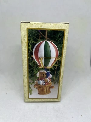 Oso de vacaciones Nobel Ball Giftware con regalos en globo de aire. Foto 1 de 4