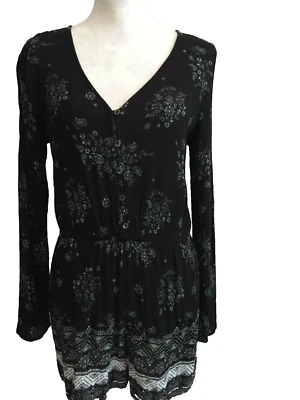 Mudd Mameluco, Mediano, Manga Campana Negro Floral Boho Cuello en V Manga Larga Pantalones Cortos Foto 1 de 4