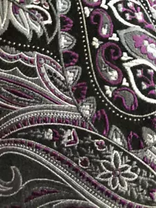 Cravatta GEOFFREY BEENE nera viola grigia bianca paisley seta 591/4 x 31/2 - Foto 1 di 5