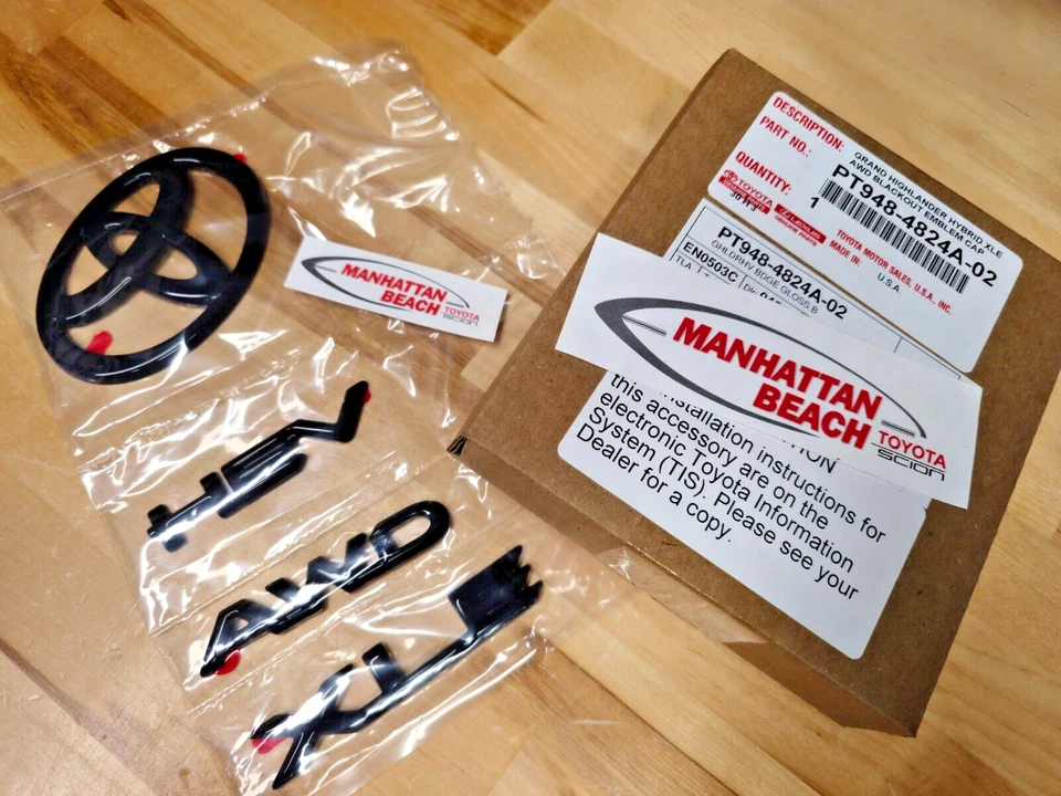 KIT DE SUPERPOSICIÓN EMBLEMA BLACKOUT AWD HYBRID XLE 24-25 GRAND HYBRID GENUINO TOYOTA Foto 1 de 1