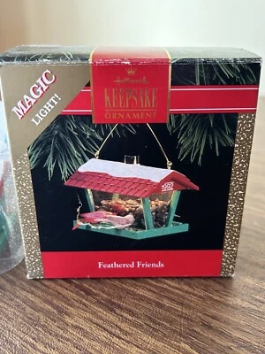 1992 HALLMARK KEEPSAKE ORNAMENT MAGIC LIGHT FEATHERED FRIENDS  BIRD FEEDER - Image 1 of 4