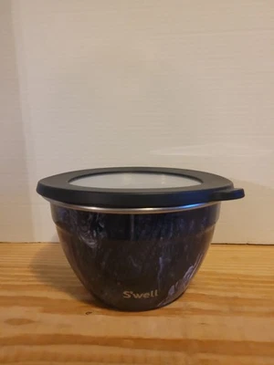 Tigela de salada S'well cor mármore azurita 64 oz com bandeja e recipiente de condimento viagem - Imagem 1 de 4