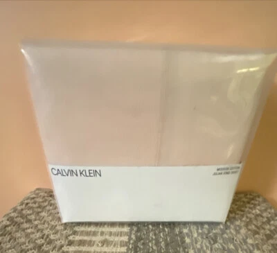 Funda nórdica Julian moderna de algodón rosa rey Calvin Klein Home precio de venta sugerido por el fabricante 240,00 USD @ Foto 1 de 4