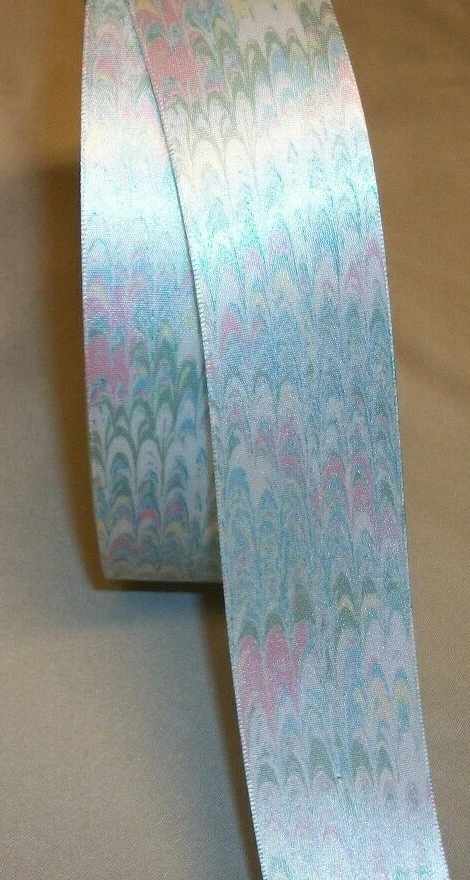 FITA DE CETIM FACE ÚNICA REDEMOINHO PAVÃO PASTEL 10 JARDAS 1 1/2" - Imagem 1 de 1