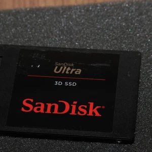 SanDisk Ultra 500 GB 2,5 pollici SSD SATA SDSSDH3-500G formato basso livello - Foto 1 di 5